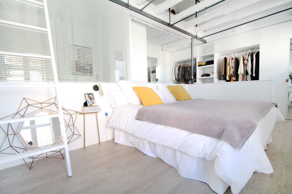 Großes Modernes Hauptschlafzimmer mit weißer Wandfarbe und braunem Holzboden in Madrid