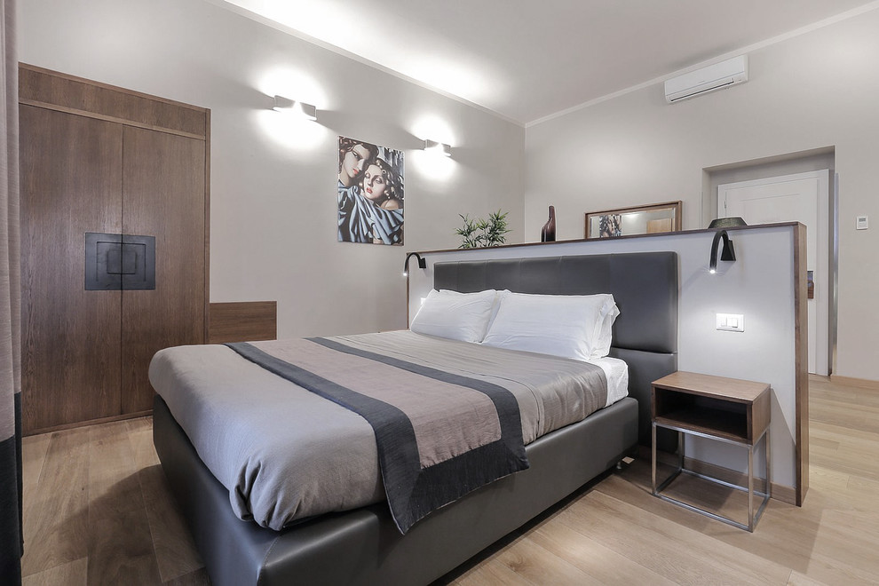 Стильный дизайн: большая хозяйская спальня в современном стиле с серыми стенами и светлым паркетным полом - последний тренд