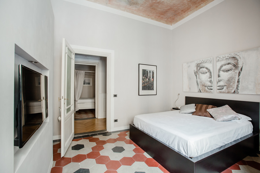 Mittelgroßes Modernes Hauptschlafzimmer ohne Kamin mit weißer Wandfarbe, Keramikboden und buntem Boden in Florenz