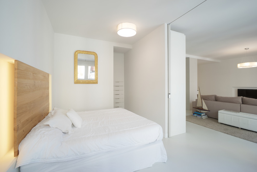 Diseño de dormitorio principal actual con paredes blancas, suelo de cemento y suelo gris