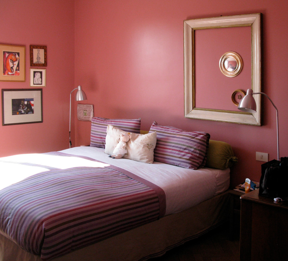 Ejemplo de dormitorio principal bohemio de tamaño medio con paredes rojas, suelo de madera clara y suelo gris
