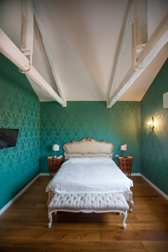 Esempio di una camera matrimoniale chic di medie dimensioni con pavimento in legno massello medio, pareti verdi e pavimento marrone