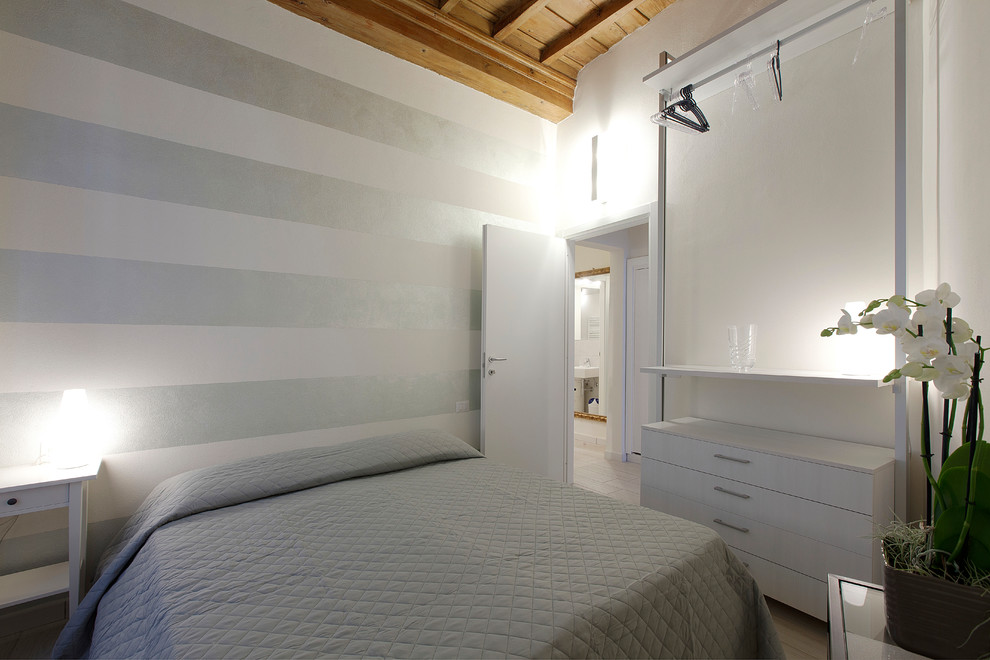フィレンツェにある小さなコンテンポラリースタイルのおしゃれな客用寝室 (マルチカラーの壁、磁器タイルの床) のレイアウト