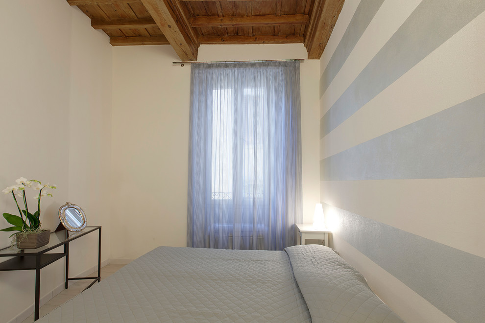 Immagine di una piccola camera degli ospiti minimal con pareti multicolore e pavimento in gres porcellanato