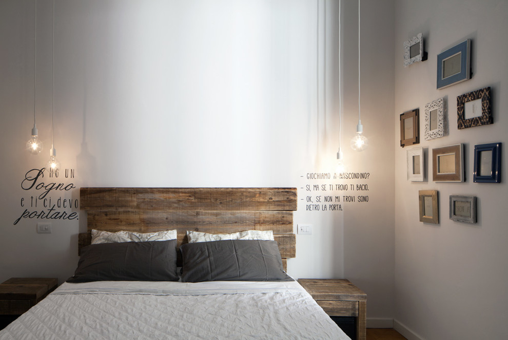 Foto de dormitorio principal romántico de tamaño medio sin chimenea con paredes blancas y suelo de madera clara