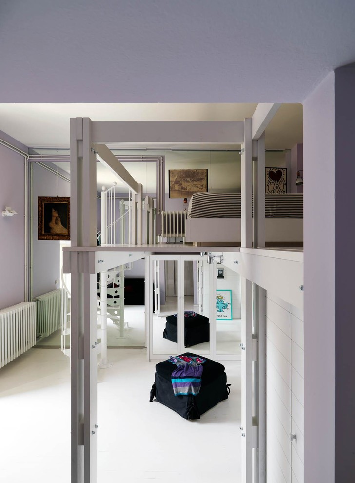 Idee per una camera da letto contemporanea con pareti viola, parquet chiaro e pavimento bianco