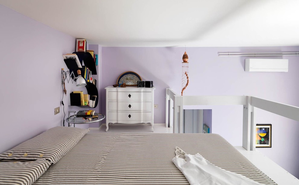 Idéer för funkis sovrum, med lila väggar, ljust trägolv och vitt golv