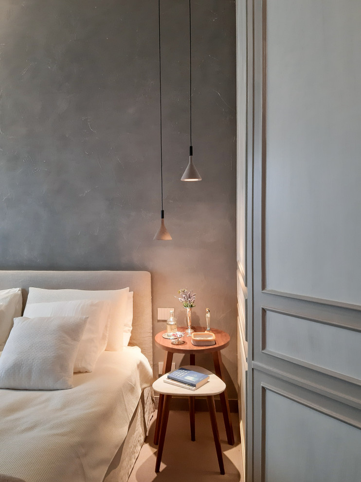 Стильный дизайн: хозяйская спальня среднего размера в стиле шебби-шик с серыми стенами, ковровым покрытием, бежевым полом и панелями на стенах - последний тренд