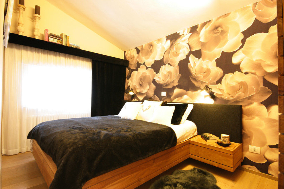 Стильный дизайн: хозяйская спальня среднего размера в стиле рустика с белыми стенами и светлым паркетным полом - последний тренд