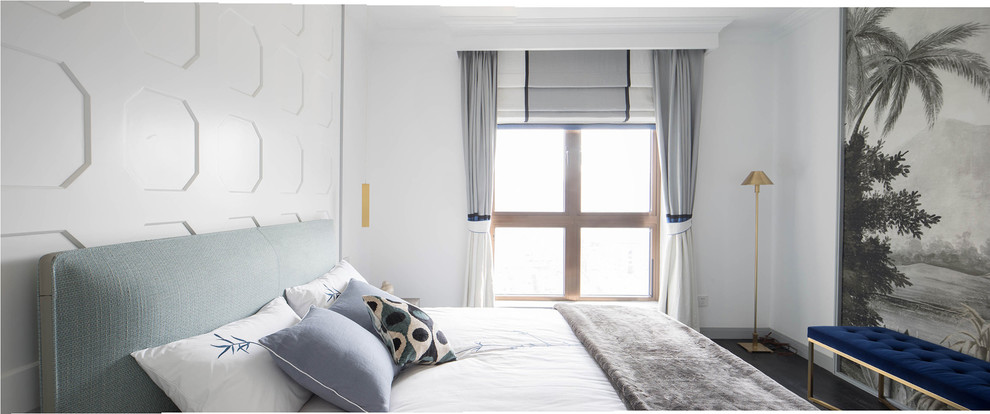 Immagine di una piccola camera matrimoniale design con pareti bianche, pavimento in legno verniciato e pavimento nero