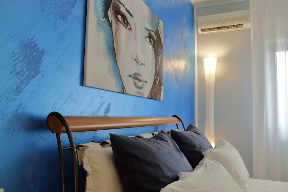 Esempio di una grande camera matrimoniale contemporanea con pareti blu e pavimento in gres porcellanato