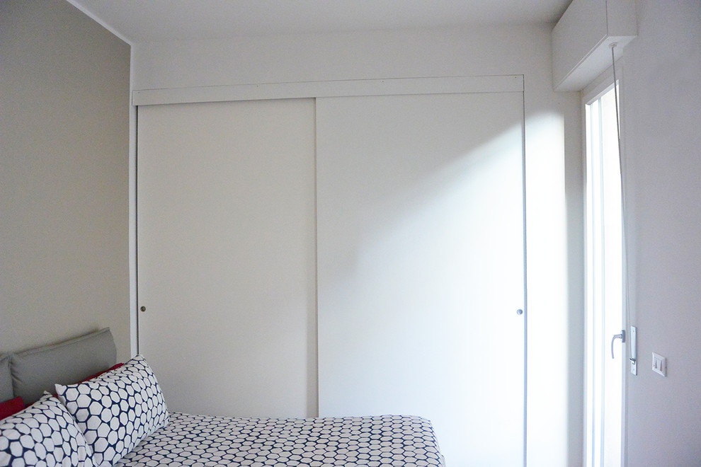 Aménagement d'une petite chambre parentale moderne avec un mur blanc et parquet clair.