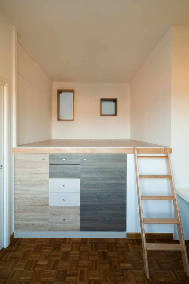 Exemple d'une chambre parentale tendance de taille moyenne avec un mur blanc et un sol en bois brun.