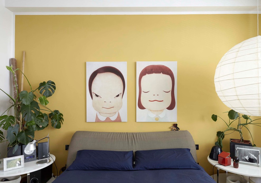 Cette image montre une chambre parentale design avec un mur jaune.