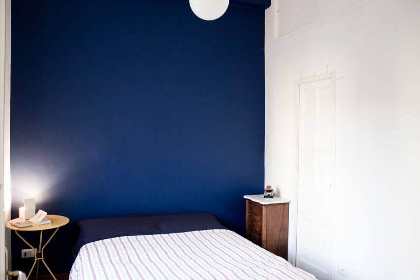 Immagine di una piccola camera matrimoniale contemporanea con pareti blu