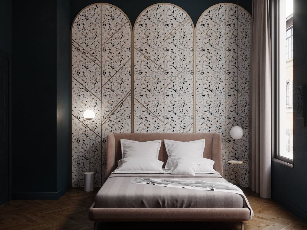 Diseño de dormitorio principal minimalista pequeño con suelo de madera en tonos medios, suelo marrón y paredes azules