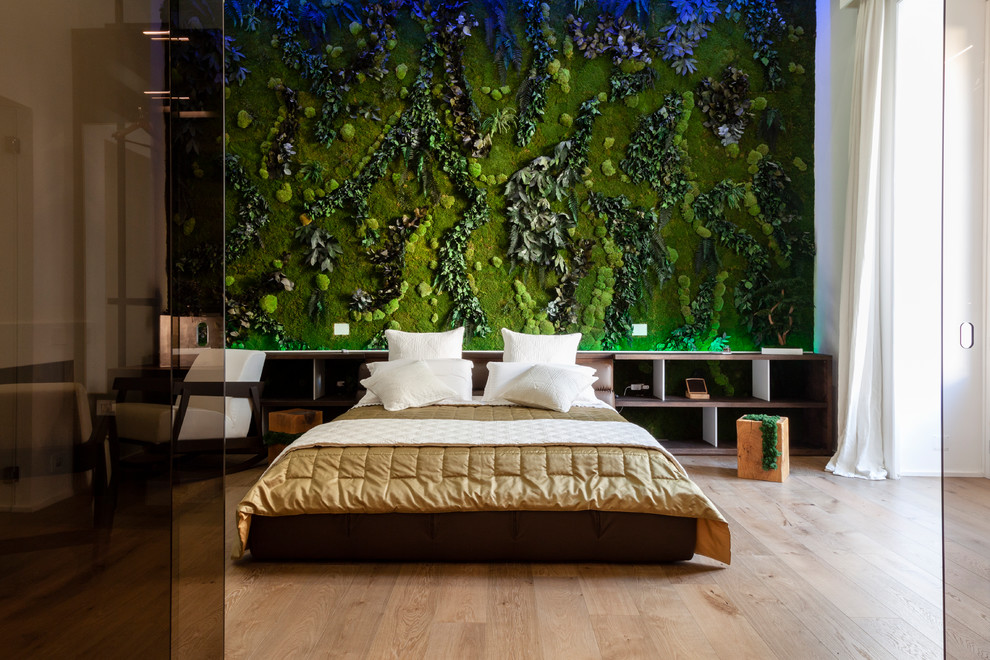 Idée de décoration pour une chambre design avec un mur vert, parquet clair et un sol beige.