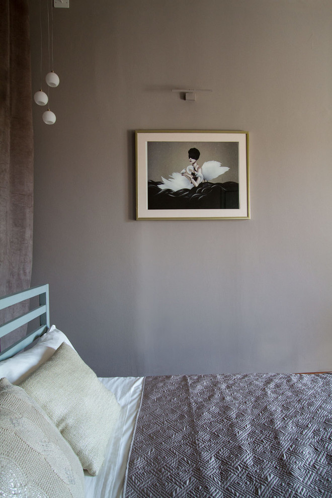 ミラノにある小さなモダンスタイルのおしゃれな客用寝室 (紫の壁、無垢フローリング、茶色い床)