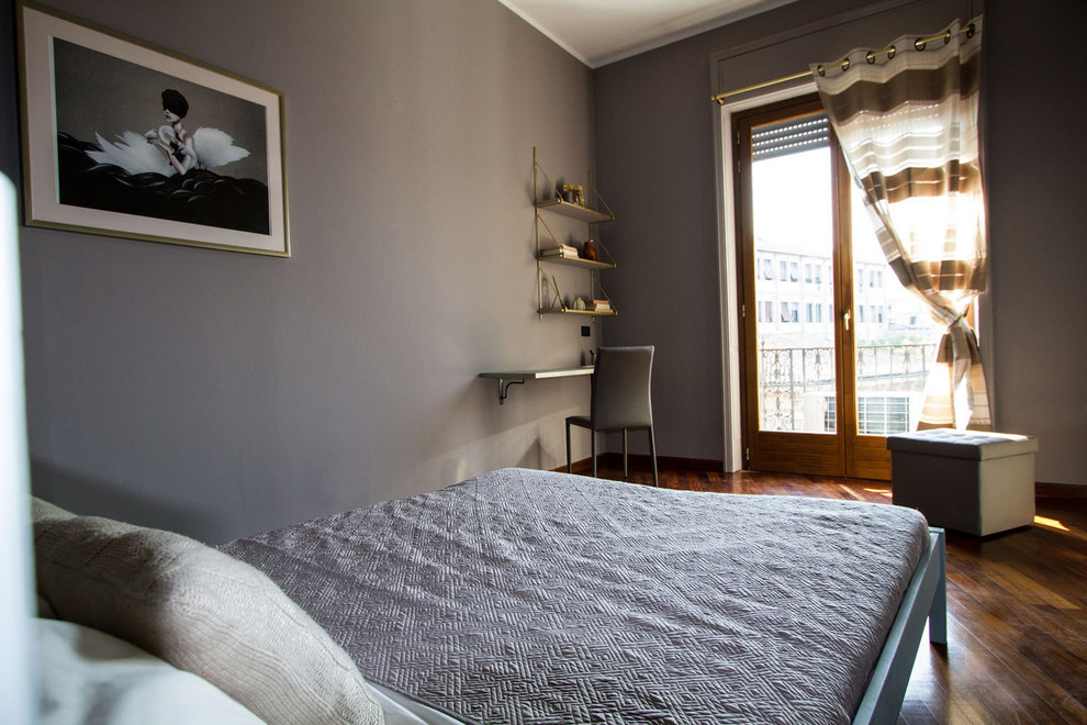 Foto di una piccola camera matrimoniale moderna con pareti viola, pavimento in legno massello medio e pavimento marrone