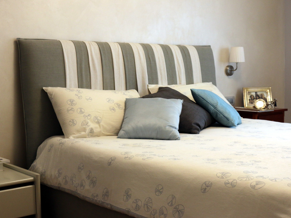 Foto di una camera da letto design con pavimento in legno massello medio
