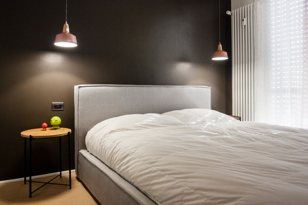 Esempio di una grande camera da letto contemporanea con pareti beige e parquet chiaro