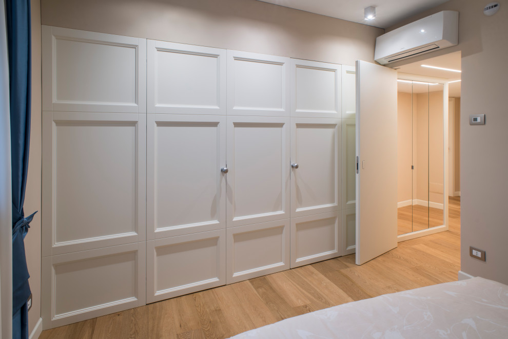 Foto di una camera matrimoniale chic di medie dimensioni con pareti beige, parquet chiaro e pavimento marrone