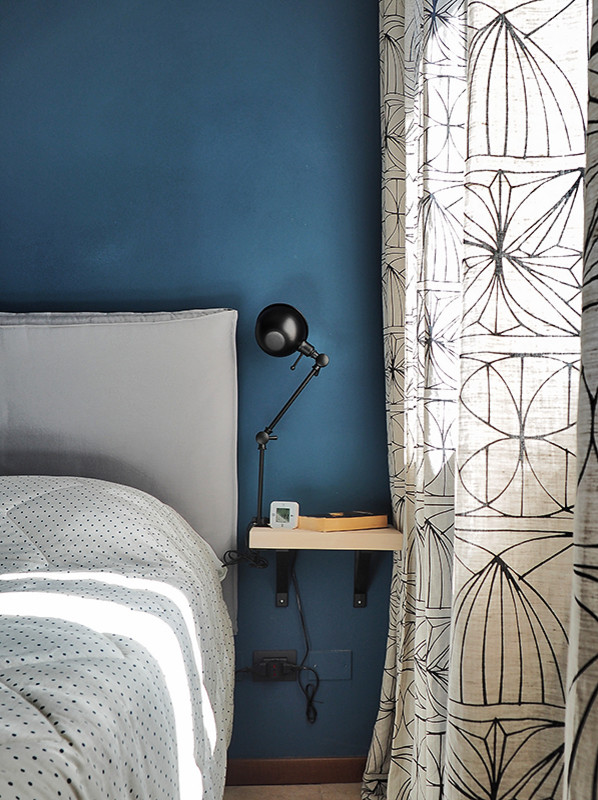 Inspiration pour une petite chambre nordique avec un mur bleu, un sol en carrelage de céramique et un sol beige.