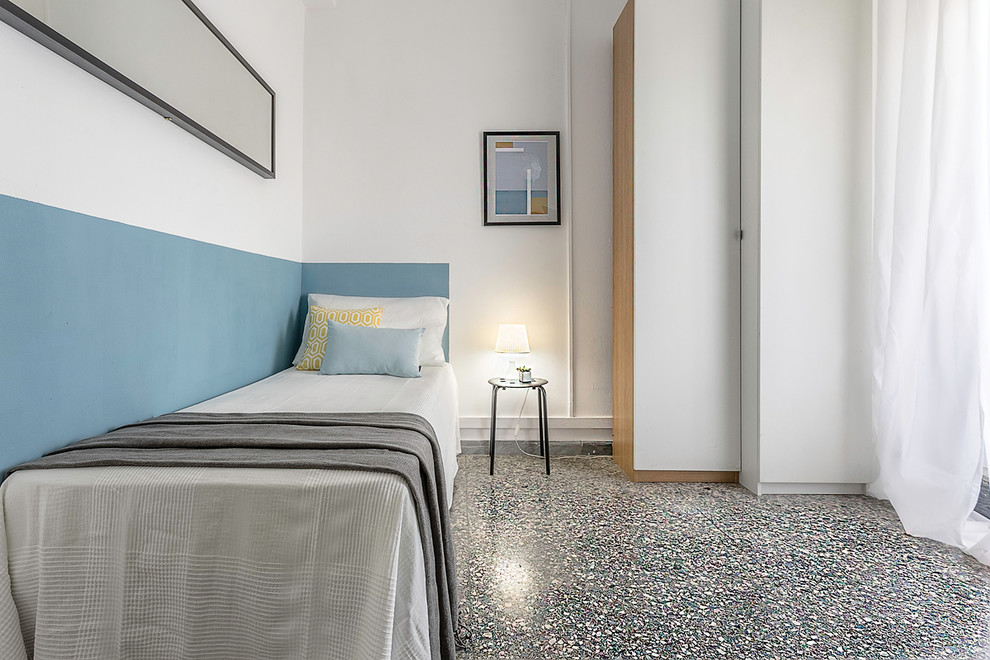 Idee per una camera da letto scandinava con pareti blu e pavimento multicolore