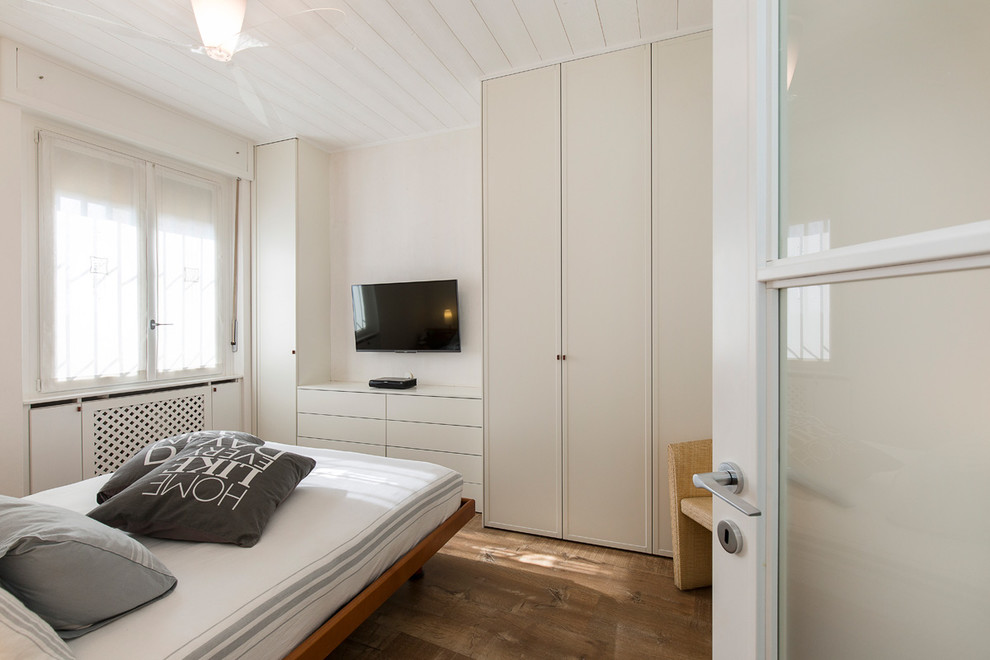 Пример оригинального дизайна: хозяйская спальня среднего размера в стиле модернизм с белыми стенами и светлым паркетным полом