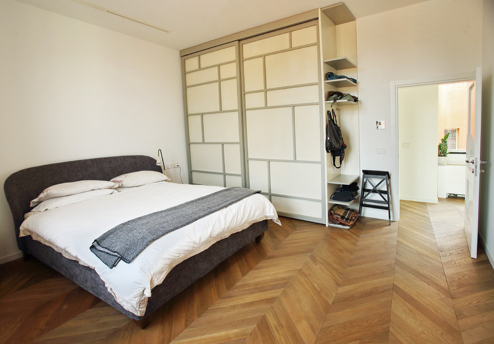 Inspiration for a contemporary bedroom in Bologna.
