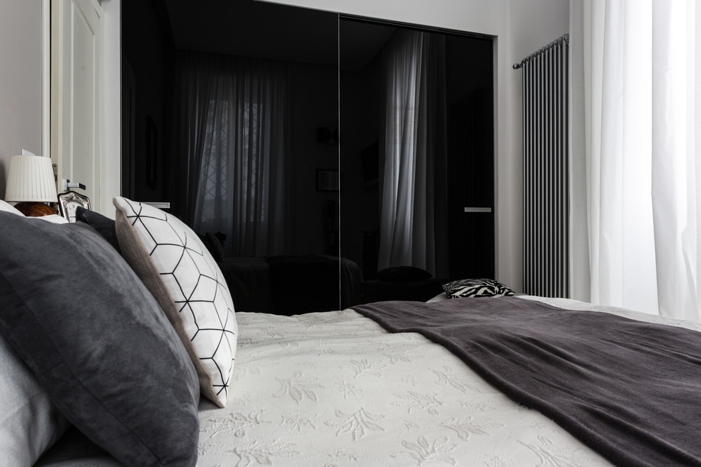 Ejemplo de dormitorio principal tradicional de tamaño medio con paredes beige, suelo de mármol y suelo blanco