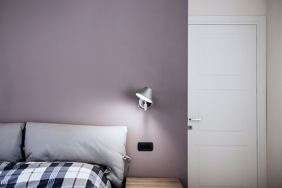 Foto de dormitorio contemporáneo de tamaño medio con paredes beige y suelo de madera oscura
