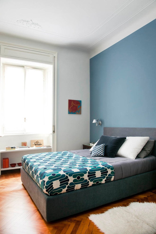 ミラノにあるエクレクティックスタイルのおしゃれな寝室 (青い壁) のレイアウト