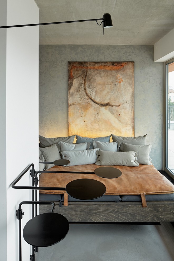 Свежая идея для дизайна: хозяйская спальня в стиле лофт с бетонным полом - отличное фото интерьера