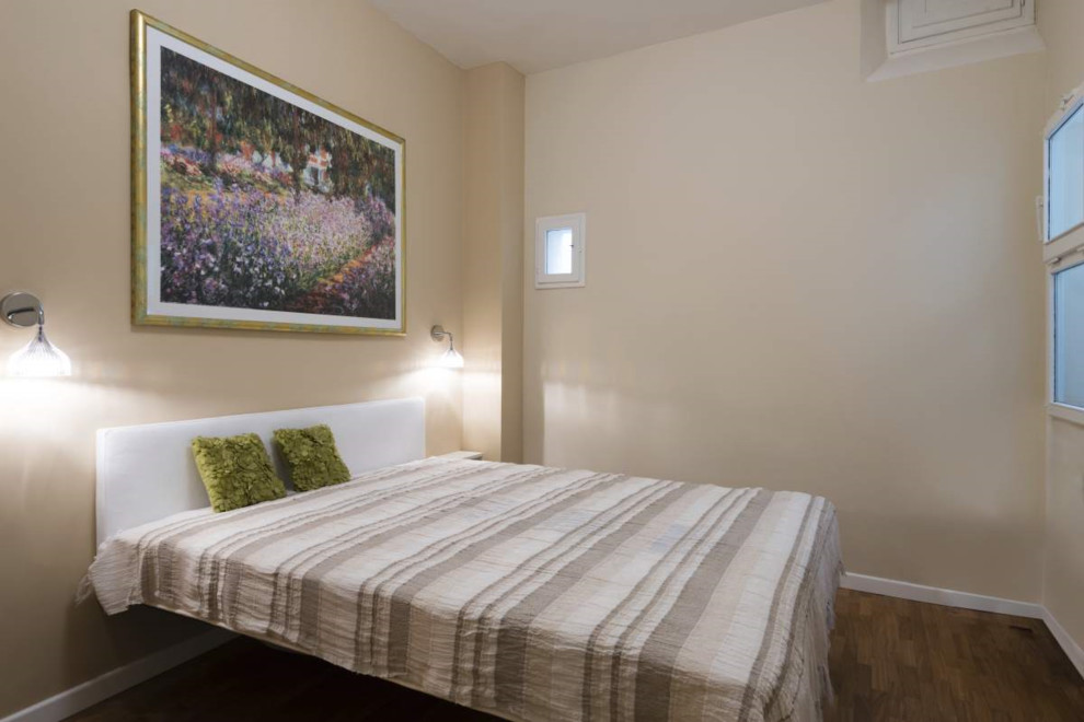 Ispirazione per una piccola camera degli ospiti design con pareti beige e pavimento marrone