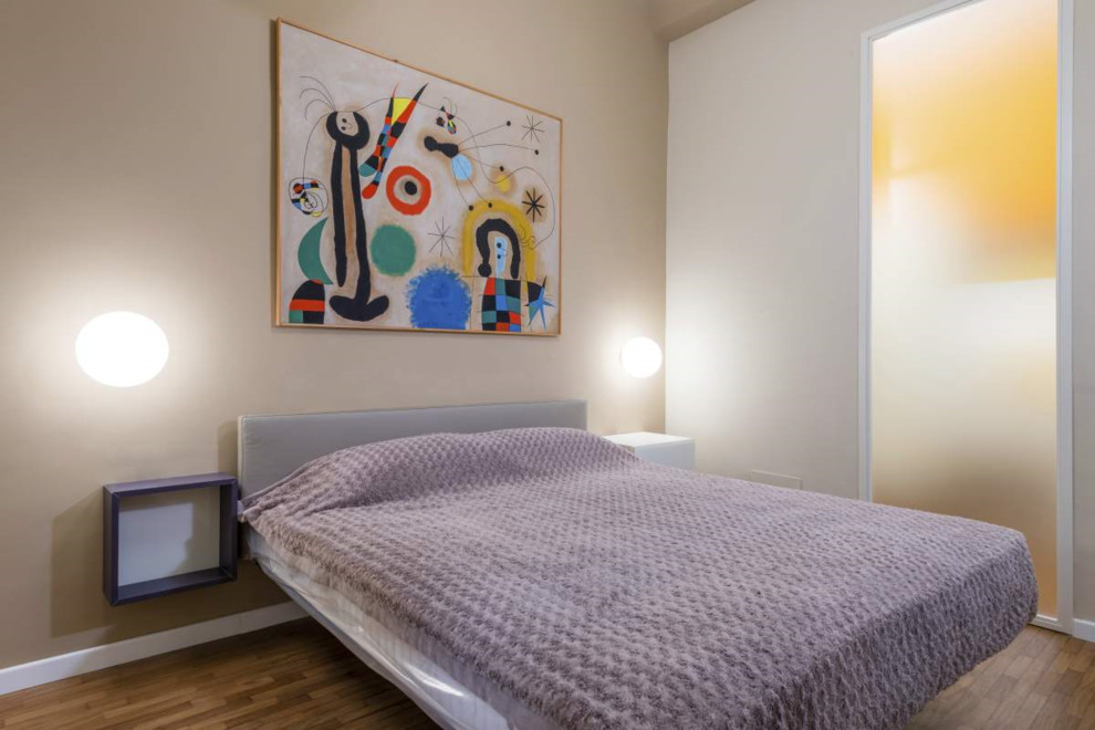 Ispirazione per una piccola camera degli ospiti moderna con pareti beige e pavimento marrone