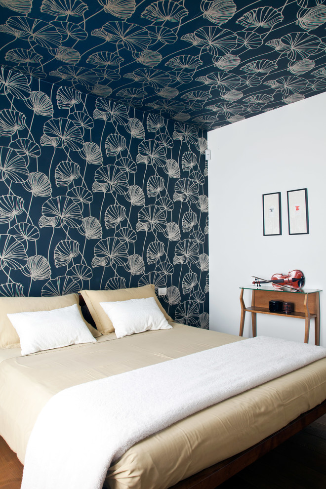 Ejemplo de dormitorio principal contemporáneo de tamaño medio sin chimenea con paredes multicolor