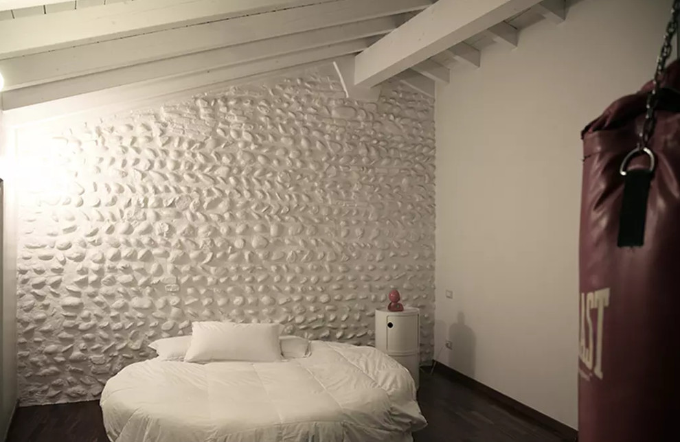 Foto di una camera da letto nordica di medie dimensioni con pareti bianche e parquet scuro
