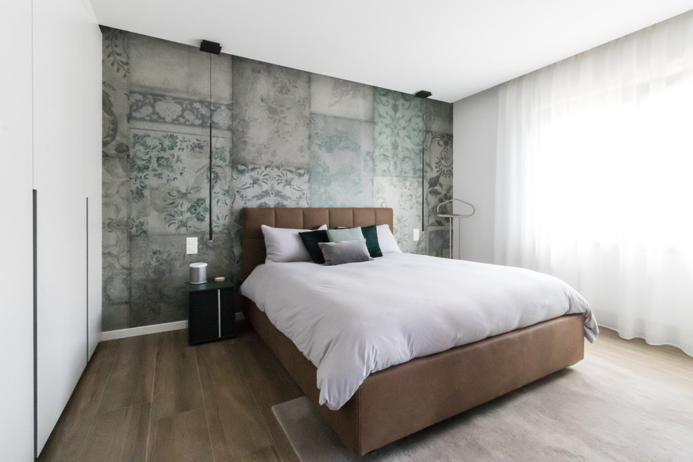 На фото: большая хозяйская спальня в стиле модернизм с белыми стенами, полом из керамогранита и коричневым полом с