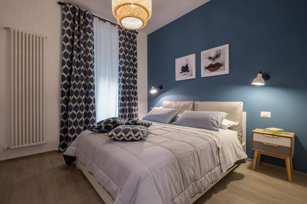 バーリにある中くらいなコンテンポラリースタイルのおしゃれな主寝室 (青い壁、暖炉なし、淡色無垢フローリング)