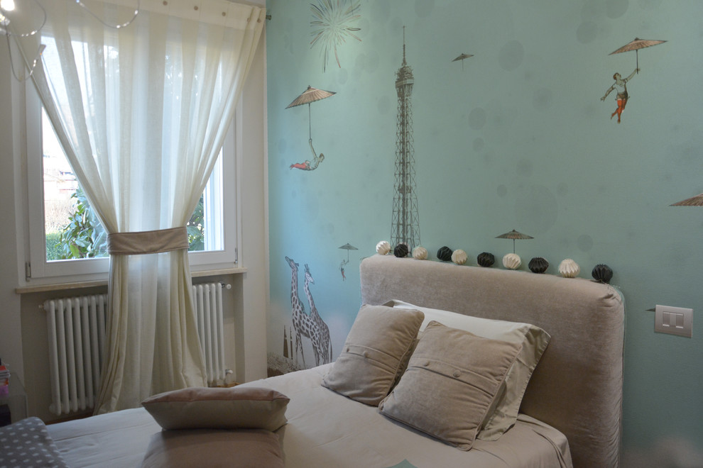 Idee per una piccola camera da letto stile loft design con pareti multicolore e parquet chiaro
