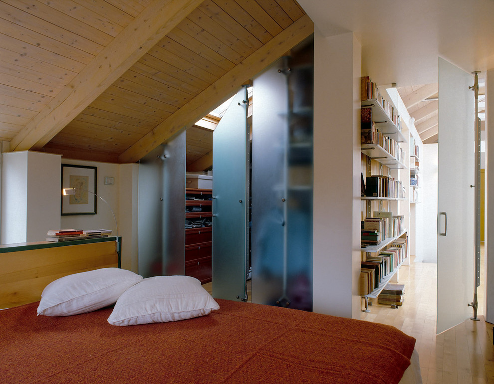 Свежая идея для дизайна: хозяйская спальня среднего размера в современном стиле с светлым паркетным полом - отличное фото интерьера