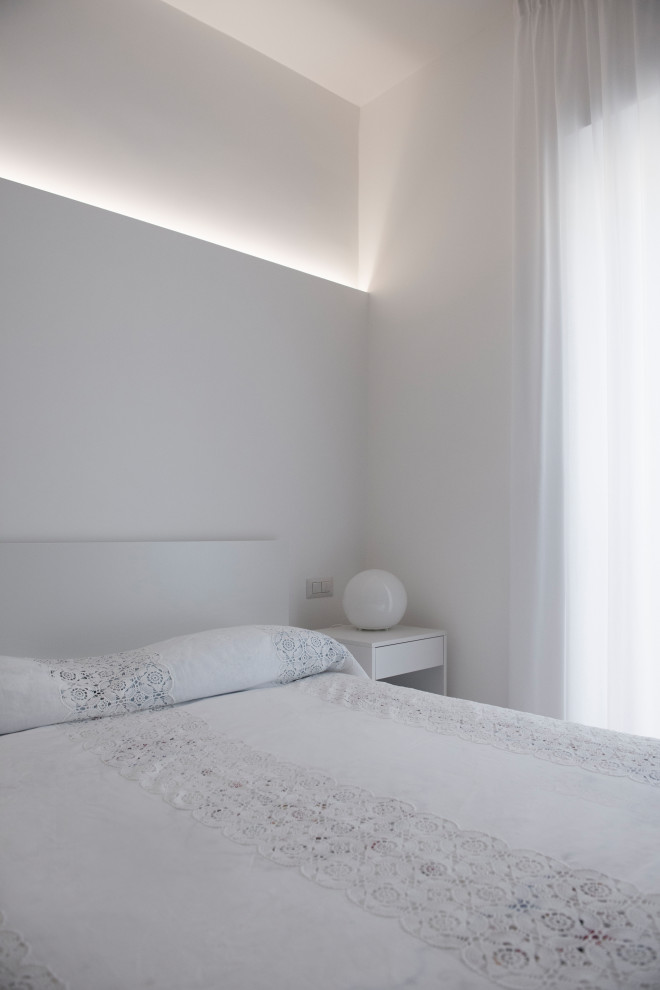 Esempio di una camera matrimoniale contemporanea di medie dimensioni con pareti bianche, pavimento in legno massello medio e pavimento marrone