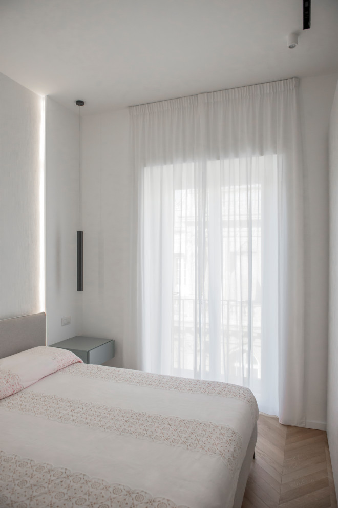 Идея дизайна: хозяйская спальня среднего размера в современном стиле с белыми стенами, паркетным полом среднего тона и коричневым полом