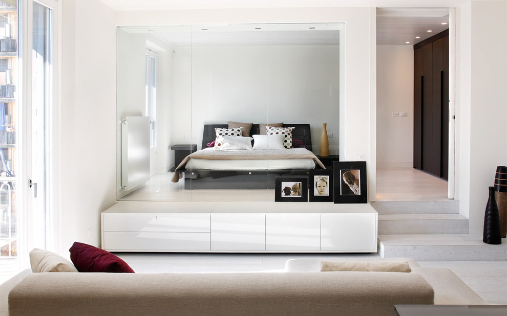 Cette image montre une chambre parentale design avec un mur blanc.