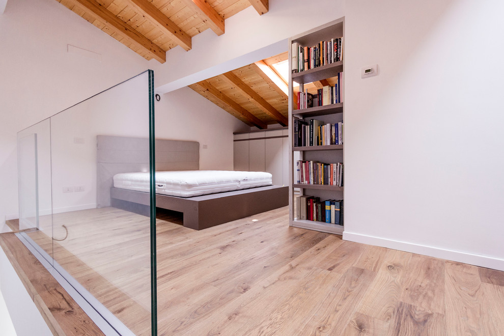 This is an example of a modern bedroom in Milan.