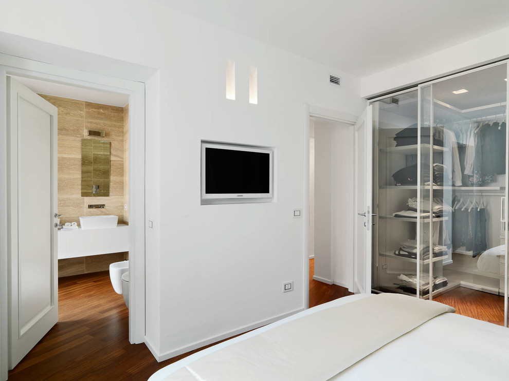 ミラノにある中くらいなコンテンポラリースタイルのおしゃれな主寝室 (白い壁、濃色無垢フローリング、暖炉なし、茶色い床) のレイアウト