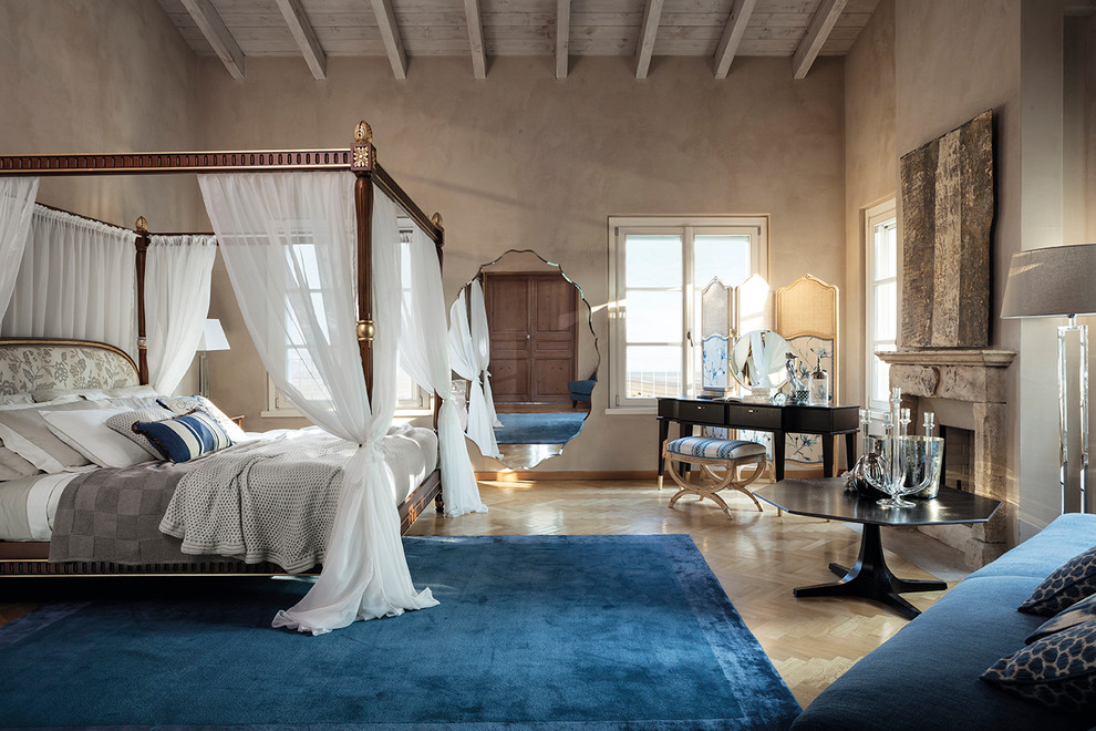 Ispirazione per una camera matrimoniale tradizionale con parquet chiaro, camino classico e pavimento beige