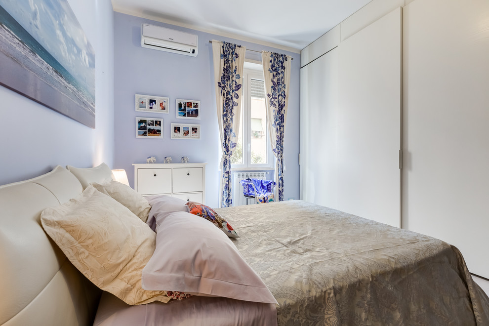 Immagine di una grande camera matrimoniale minimalista con pareti blu, pavimento in laminato e pavimento beige