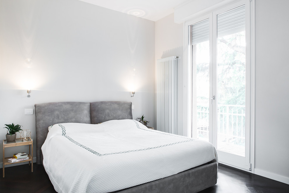 Идея дизайна: хозяйская спальня среднего размера в стиле неоклассика (современная классика) с белыми стенами и темным паркетным полом